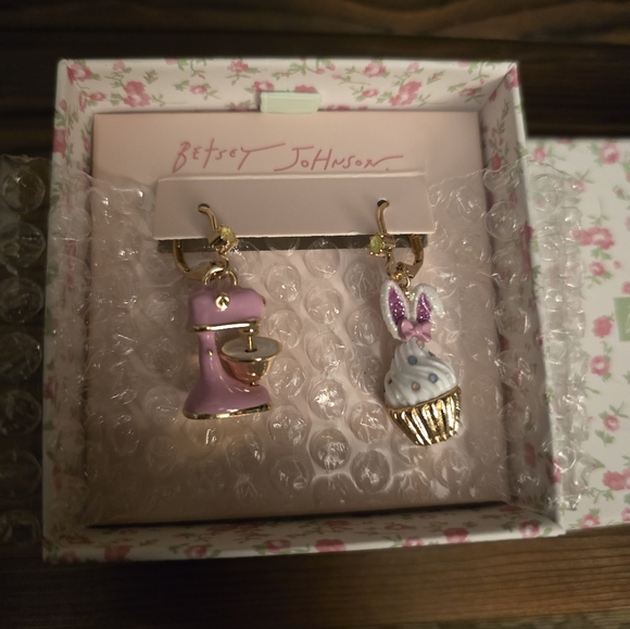Betsey JohnsonSpring Bunny Cupcake Mismatch Drop Earrings - Picture 6 of 14